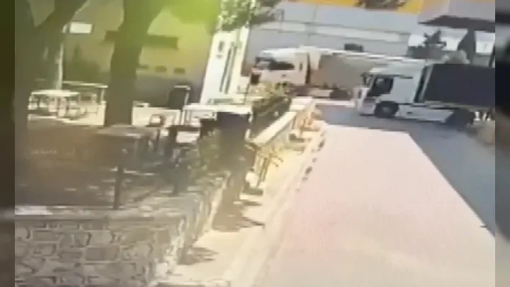 İzmir Qəzasında Forklift Sürücüsünün Faciəvi Son Anları – Vi̇deo